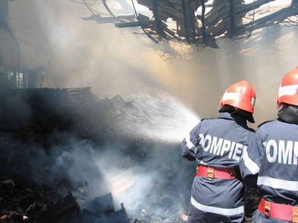 Incendiu intr-un bloc din sectorul Botanica. Trei persoane - evacuate. Ce spun pompierii