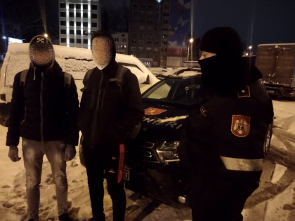 Doi tineri din capitala au furat tot ce au putut din doua automobile din sectorul Botanica. Vezi cum au fost prinsi - FOTO Doi tineri din capitala au furat tot ce au putut din doua automobile din sectorul Botanica. Vezi cum au fost prinsi - FOTO