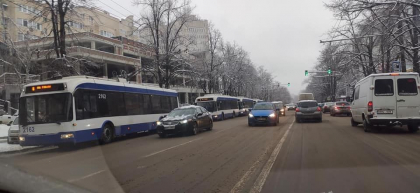 Atentie. Troleibuzele din capitala circula cu dificultate - FOTO