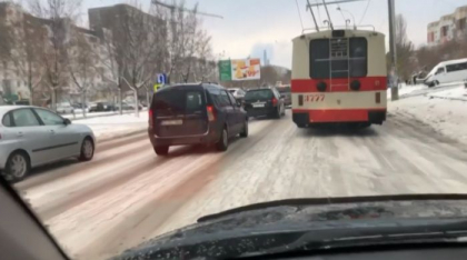 Atentie, soferi. Se circula in conditii de iarna, pe drum s-a depus un strat subtire de gheata, carosabilul este alunecos. In capitala se circula cu dificultate