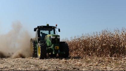 Cele sase mii de tone de motorina, promise de Klaus Iohannis in timpul vizitei sale la Chisinau, urmeaza sa ajunga gratuit la agricultorii din Moldova afectati de seceta Cele sase mii de tone de motorina, promise de Klaus Iohannis in timpul vizitei sale la Chisinau, urmeaza sa ajunga gratuit la agricultorii din Moldova afectati de seceta