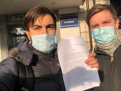 Dupa ce ieri, mai multi tineri din Organizatia de tineret PAS au fost bruscati de catre deputatul Vladimir Odnostalco si alti simpatizanti socialisti, acestia au inaintat o plangere la politie Dupa ce ieri, mai multi tineri din Organizatia de tineret PAS au fost bruscati de catre deputatul Vladimir Odnostalco si alti simpatizanti socialisti, acestia au inaintat o plangere la politie