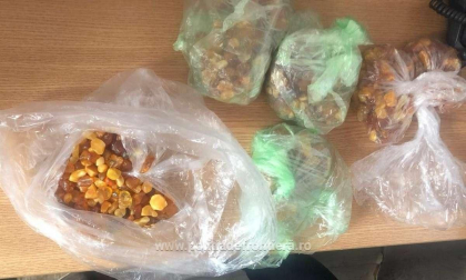 Mai multe pietre semipretioase au fost gasite la vama Galati intr-un microbus inmatriculat in Moldova. Vamesii romani spun ca pietrele susceptibile a fi din chihlimbar Mai multe pietre semipretioase au fost gasite la vama Galati intr-un microbus inmatriculat in Moldova. Vamesii romani spun ca pietrele susceptibile a fi din chihlimbar