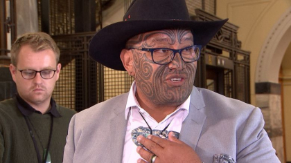 Un lider al partidului Maori a fost dat afara din Parlamentul Noii Zeelande pentru ca a refuzat sa poarte cravata Un lider al partidului Maori a fost dat afara din Parlamentul Noii Zeelande pentru ca a refuzat sa poarte cravata