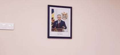 Fotografia lui Igor Dodon - surprinsa pe peretele unui birou din Parlament