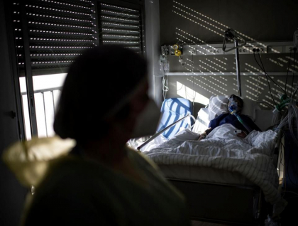 Cazul neobisnuit al pacientului din SUA care a ramas infectat cinci luni, pana la moarte: in organismul lui, virusul a evoluat si a invatat sa pacaleasca anticorpii
