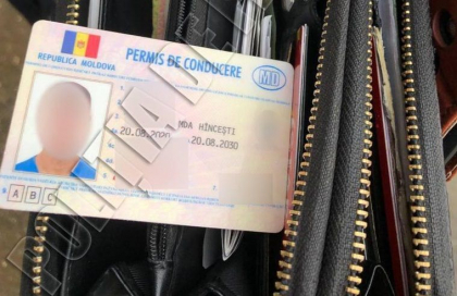 S-a ales cu un proces verbal, dupa ce a vrut sa treaca frontiera cu un permis de conducere fals, gasit pe o strada din Germania S-a ales cu un proces verbal, dupa ce a vrut sa treaca frontiera cu un permis de conducere fals, gasit pe o strada din Germania