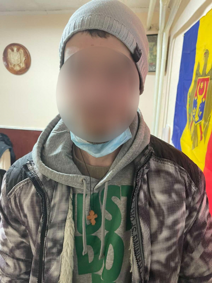 Un barbat beat, care nu purta masca si striga prin centrul capitalei, dus la politie de carabinieri Un barbat beat, care nu purta masca si striga prin centrul capitalei, dus la politie de carabinieri