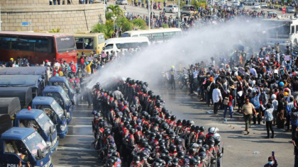 O tanara de 19 ani a fost impuscata in cap in timpul protestelor din Myanmar. Politia a folosit tunuri de apa si gloante O tanara de 19 ani a fost impuscata in cap in timpul protestelor din Myanmar. Politia a folosit tunuri de apa si gloante