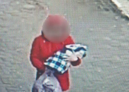 Primaria Hancesti s-a autosesizat pe cazul tinerei care si-a abandonat copilul intr-un bloc din capitala. Urmeaza sa se decida daca copilul va ramane cu mama, sau va fi plasat intr-un centru de plasament