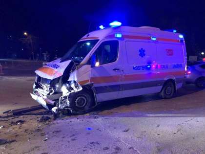 Accident grav in capitala. Cinci persoane au ajuns la spital dintre care patru minori, dupa ce masina in care se aflau s-a ciocnit cu o ambulanta - FOTO