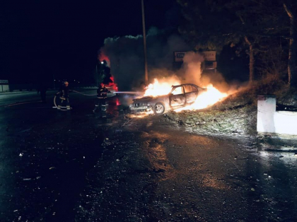 Accident tragic in capitala. O persoana a decedat, dupa ce un BMW s-a lovit intr-un stalp si a ars ca o torta. Soferul era beat - FOTO Accident tragic in capitala. O persoana a decedat, dupa ce un BMW s-a lovit intr-un stalp si a ars ca o torta. Soferul era beat - FOTO