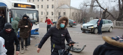 Un troleibuz, plin cu pasageri, lovit de un automobil. Ce spune politia