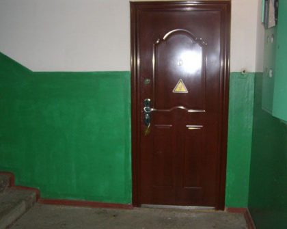 Caz iesit din comun in capitala. O tanara beata a incuiat doi politisti si alte trei persoane in apartament si nu voia sa-i lase sa plece: oamenii legii venisera la chemare Caz iesit din comun in capitala. O tanara beata a incuiat doi politisti si alte trei persoane in apartament si nu voia sa-i lase sa plece: oamenii legii venisera la chemare