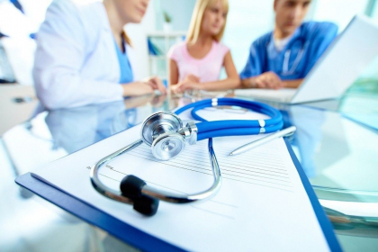 Demnitarii publici ar putea avea dreptul sa exercite, in paralel, profesia de medic