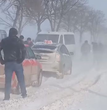 Mai multe automobile au ramas blocate pe soseaua Balti-Floresti, dupa ce un microbuz a derapat de pe sosea din cauza zapezii - VIDEO
