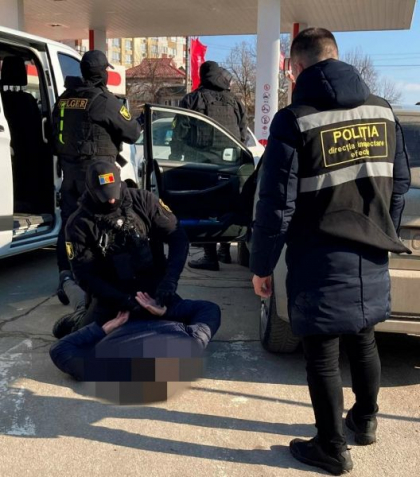 I-a promis ca il va ajuta sa se angajeze in cadrul Inspectoratului General al Politiei, dar a fost prins. Fost politist, retinut pentru trafic de influenta - VIDEO 