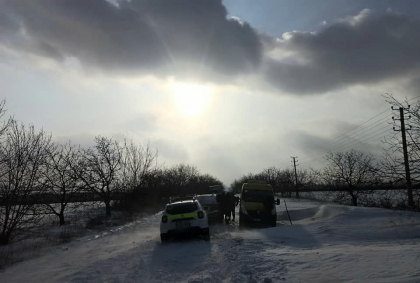 Un autobuz care transporta 15 elevi, blocat in nameti la Soroca - FOTO Un autobuz care transporta 15 elevi, blocat in nameti la Soroca - FOTO