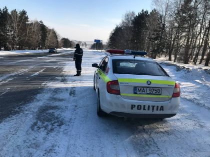 Atentie, soferi! Pe drumuri se circula in conditii de iarna. In nordul tarii politia monitorizeaza traficul rutier