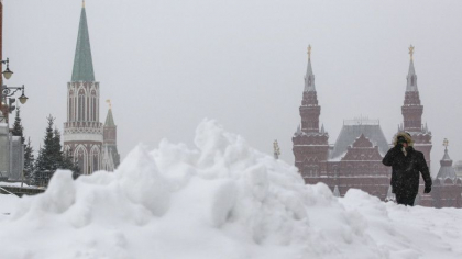 Meteorologii rusi: Moscova a fost ingropata in zapada dupa o ninsoare apocaliptica