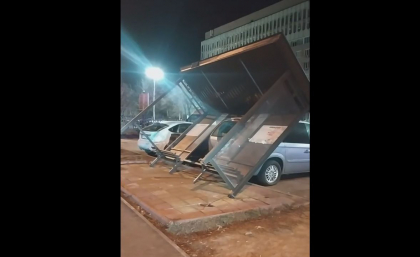 O statie de asteptare din capitala s-a prabusit peste masini din cauza vantului puternic - VIDEO O statie de asteptare din capitala s-a prabusit peste masini din cauza vantului puternic - VIDEO