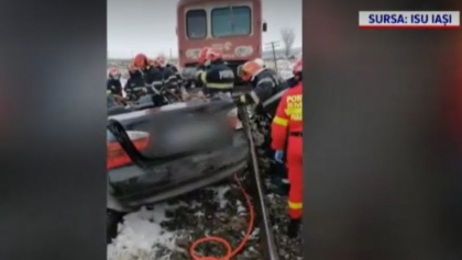 Romania. Doi tineri au murit loviti de tren, in Iasi. Barbatul de la volan a fortat trecerea de cale ferata Romania. Doi tineri au murit loviti de tren, in Iasi. Barbatul de la volan a fortat trecerea de cale ferata