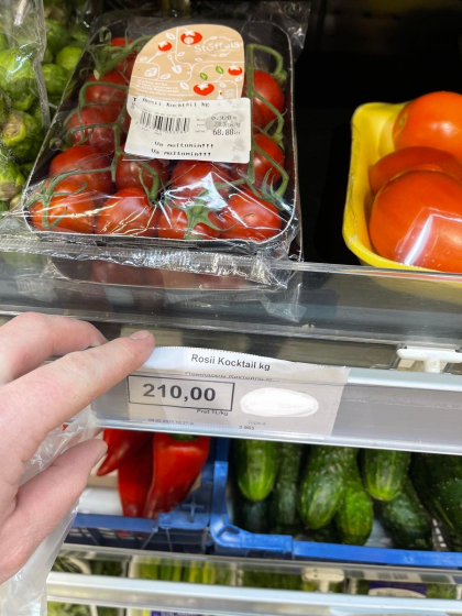 Rosii, care costa peste 200 de lei, pe rafturile unui magazin din Chisinau - FOTO