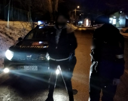 Doi barbati, prinsi cu droguri la ei: ar fi incercat sa scape de pachetel chiar in timp ce discutau cu carabinierii - FOTO