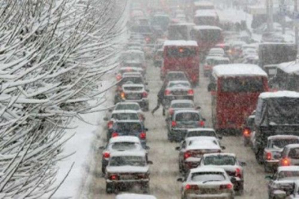 Atentie, soferi! Pe mai multe strazi din capitala sunt ambuteiaje. Se circula in conditii de iarna, drumul este umed