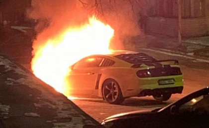Un Ford Mustang, cuprins de flacari in centrul capitalei - GALERIE FOTO Un Ford Mustang, cuprins de flacari in centrul capitalei - GALERIE FOTO
