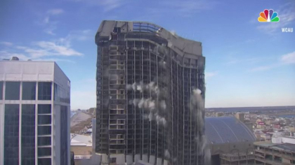 Un fost cazino care i-a apartinut lui Donald Trump, demolat prin implozie. Hotelurile din jur au vandut bilete cu locuri bune de privit - VIDEO Un fost cazino care i-a apartinut lui Donald Trump, demolat prin implozie. Hotelurile din jur au vandut bilete cu locuri bune de privit - VIDEO