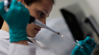 Regatul Unit a autorizat infectarea persoanelor sanatoase pentru a testa eficienta medicamentelor si vaccinurilor impotriva Covid