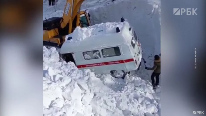 O ambulanta, care se deplasa la o chemare, ingropata in zapada. A fost nevoie de o macara pentru a scoate vehiculul din nameti - VIDEO