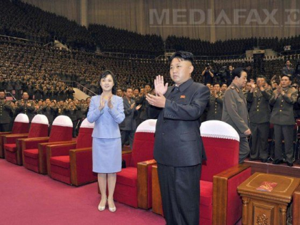 Scumpa la vedere. Sotia liderului nord-coreean Kim Jong-Un a aparut public dupa mai mult de un an de absenta Scumpa la vedere. Sotia liderului nord-coreean Kim Jong-Un a aparut public dupa mai mult de un an de absenta