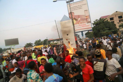 Un nou monolit misterios, aparut in Congo, a fost vandalizat si incendiat de localnici Un nou monolit misterios, aparut in Congo, a fost vandalizat si incendiat de localnici