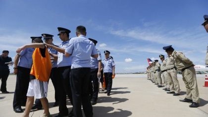 Ministrul de interne din Cambodgia vrea sa renunte la politistii supraponderali: „Daca are ditamai burta, cum sa prinda infractori?” Ministrul de interne din Cambodgia vrea sa renunte la politistii supraponderali: „Daca are ditamai burta, cum sa prinda infractori?”