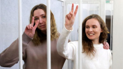 Jurnalistele din Belarus care au transmis de la protestele de anul trecut au fost condamnate la 2 ani de inchisoare Jurnalistele din Belarus care au transmis de la protestele de anul trecut au fost condamnate la 2 ani de inchisoare
