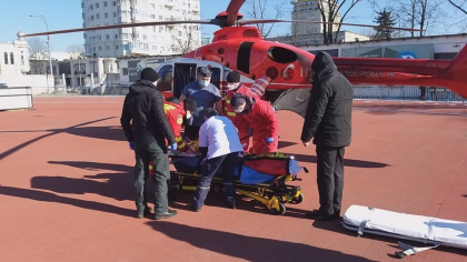 Interventie SMURD. O femeie de 82 de ani a suferit arsuri si a fost transportata cu elicopterul la Chisinau - FOTO Interventie SMURD. O femeie de 82 de ani a suferit arsuri si a fost transportata cu elicopterul la Chisinau - FOTO