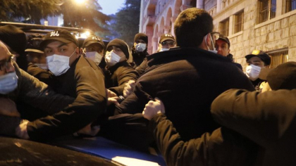 Zeci de manifestanti retinuti, unii dusi la spital in urma ciocnirilor cu politia. Criza politica se adanceste in Georgia Zeci de manifestanti retinuti, unii dusi la spital in urma ciocnirilor cu politia. Criza politica se adanceste in Georgia