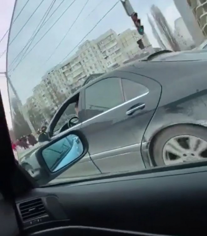 Curse de masini, pe o strada din sectorul Ciocana, in plina zi: "Uite ca se tine, mai" - VIDEO