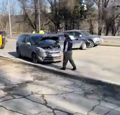 Transportul public de pe o strada din capitala, blocat dupa ce trei automobile s-au ciocnit - VIDEO Transportul public de pe o strada din capitala, blocat dupa ce trei automobile s-au ciocnit - VIDEO