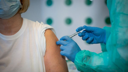 Doua tinere din Florida s-au deghizat in bunicute ca sa se vaccineze la un centru pentru batrani