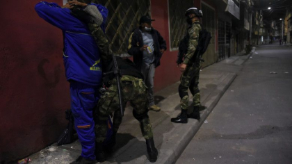 Mii de columbieni ucisi de armata, raportati ca luptatori de gherila si traficanti de droguri. Soldatii primeau medalii si permisii