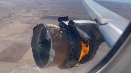 Marturiile pasagerilor din avionul caruia i-a explodat motorul in zbor: „Fata mea statea la fereastra si eu ii spuneam: nu te uita”