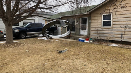 Resturi cazute dintr-un avion intr-o zona rezidentiala din SUA, dupa explozia unui motor. Un incident similar s-a petrecut si in Olanda - FOTO