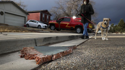 Noi imagini cu resturile de avion căzute peste case, în Statele Unite. Un bărbat a filmat de la sol explozia la motor - GALERIE FOTO/VIDEO