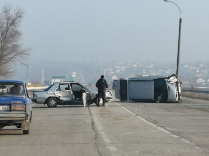 Accident grav in apropiere de Bacioi. Un microbuz s-a rasturnat, dupa ce a fost lovit de un alt automobil. Ce spune politia - FOTO