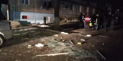 Noi detalii de la deflagratia de la Botanica. Trei persoane au ajuns la spital dintre care doi minori de 1 si 10 ani. Mai multe apartamente au fost afectate - FOTO Noi detalii de la deflagratia de la Botanica. Trei persoane au ajuns la spital dintre care doi minori de 1 si 10 ani. Mai multe apartamente au fost afectate - FOTO