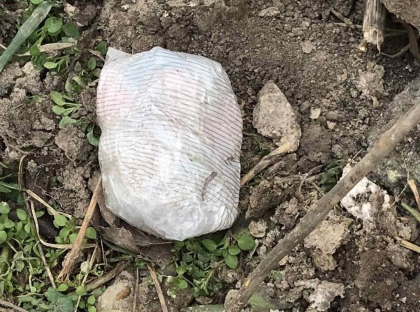 Un barbat din capitala a fost parat de un grup de copii ca a ascuns ceva sub o piatra. Iata ce au gasit oamenii legii - FOTO