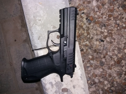 Un barbat beat a amenintat cu arma un locuitor al capitalei, dar si pe politisti - FOTO Un barbat beat a amenintat cu arma un locuitor al capitalei, dar si pe politisti - FOTO